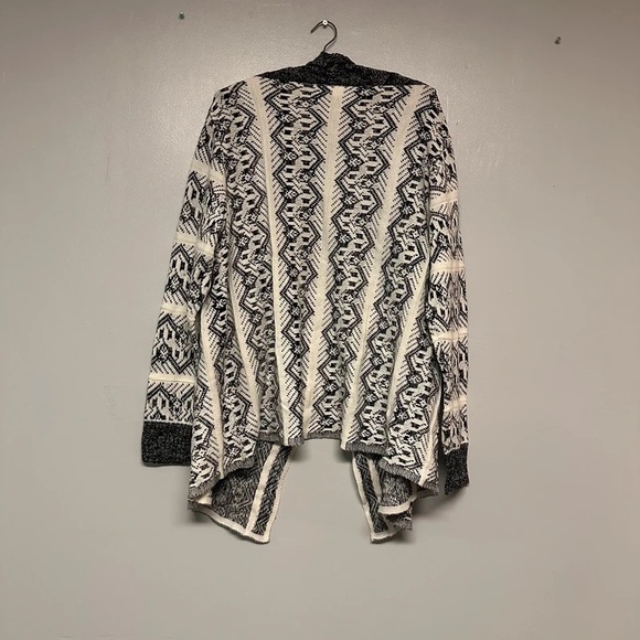 Cato Monochrome Geometric Knit Cardigan - Picture 3 of 3